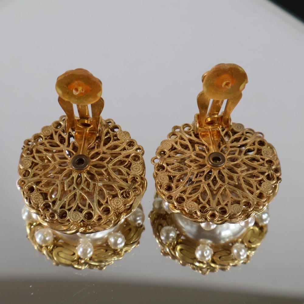 Vintage Miriam Haskell Faux Mabe Pearl Clip On Gold Tone Statement Earrings - Picture 6 of 7